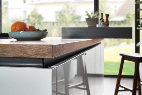 Prisma Küche grifflos harmonisch weiß Arbeitsplatte