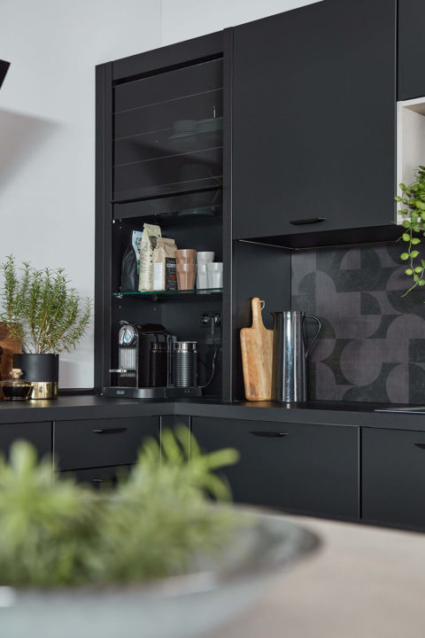 Prisma Küche schwarzer Klassiker Details