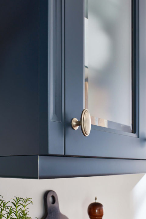 Prisma Küche Landhaus Stil blau modern Griffe