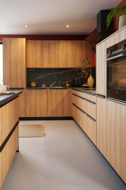 Prisma Küche modern Holz-Optik mit Marmor