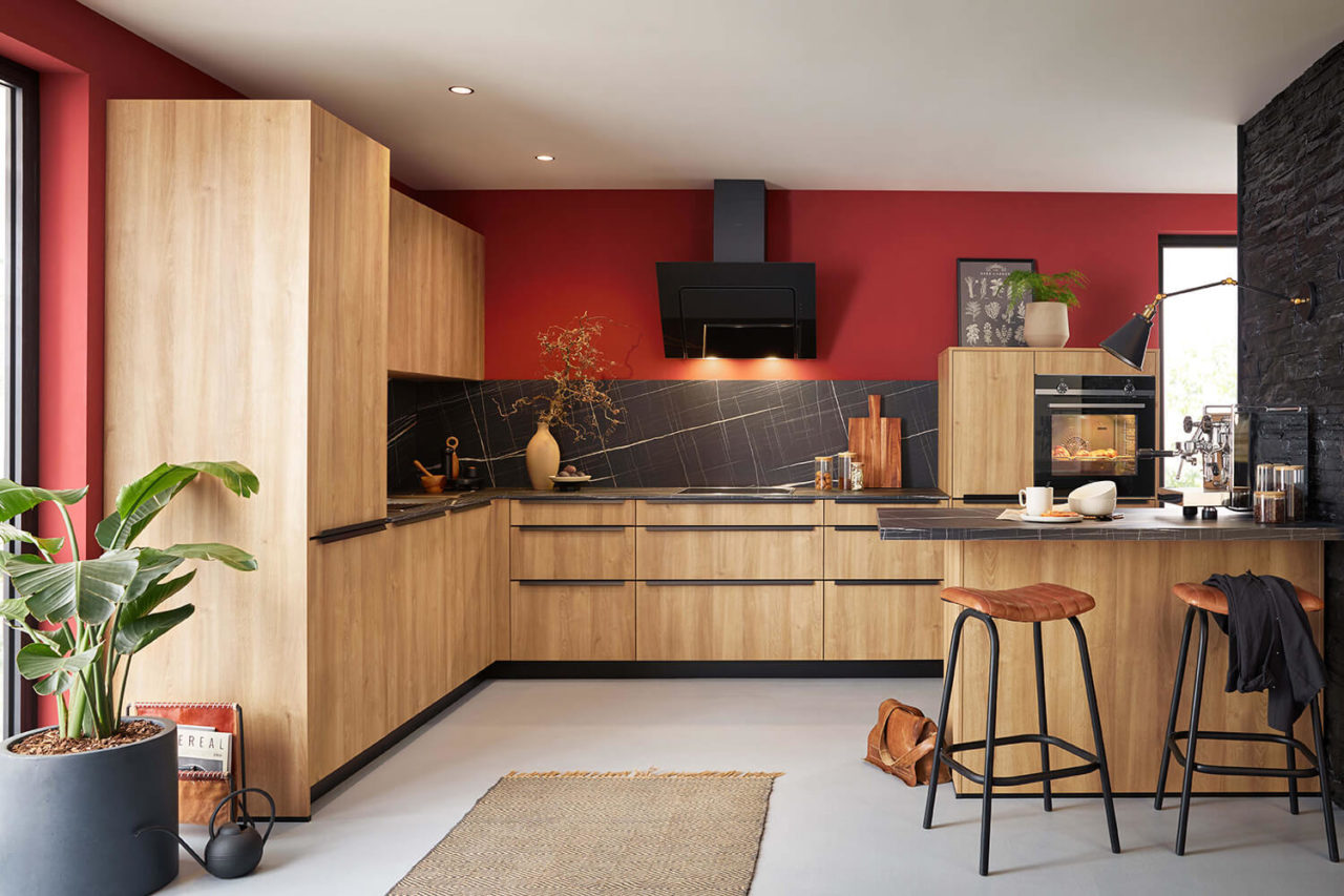 Prisma Küche modern Holz-Optik mit Marmor und Sitzgelegenheit