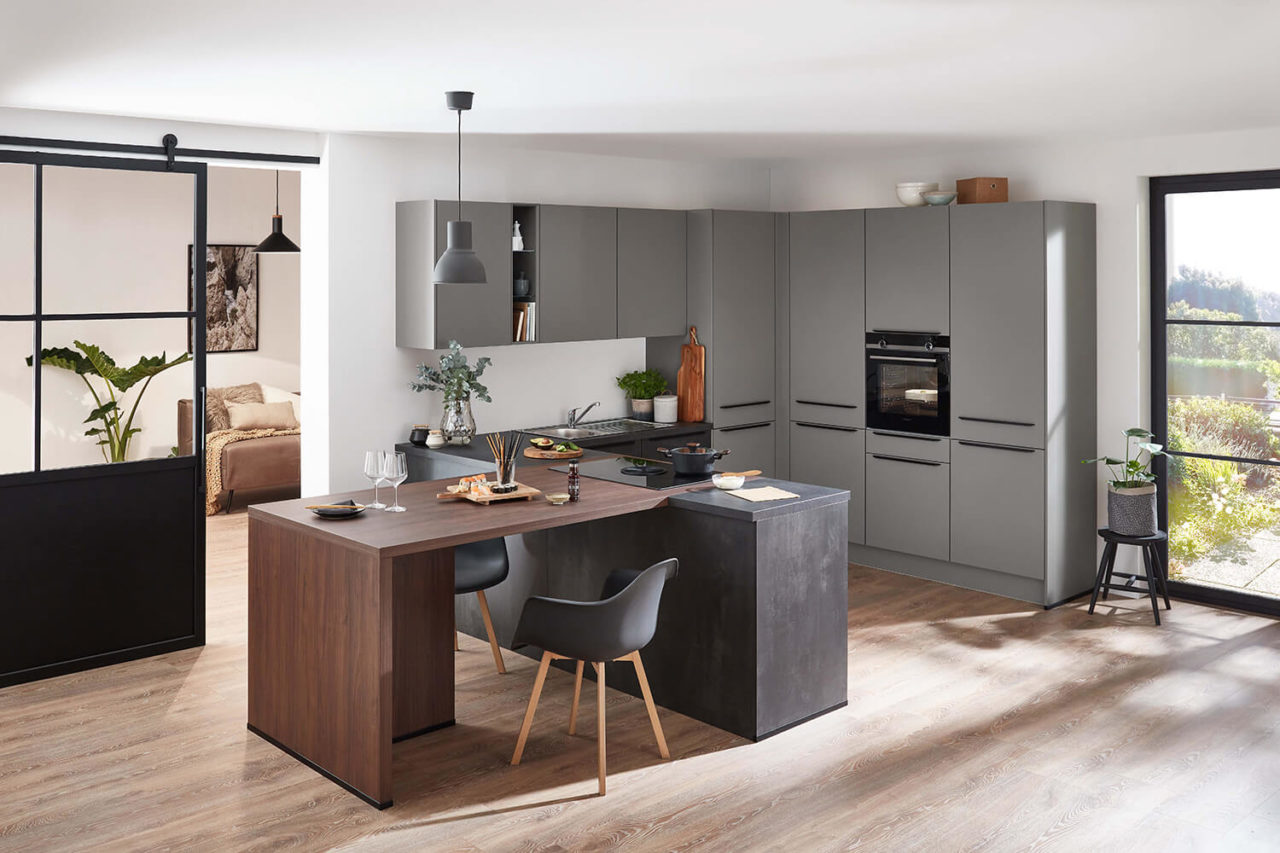 Prisma Küche modern dunkel mit Sitzbereich